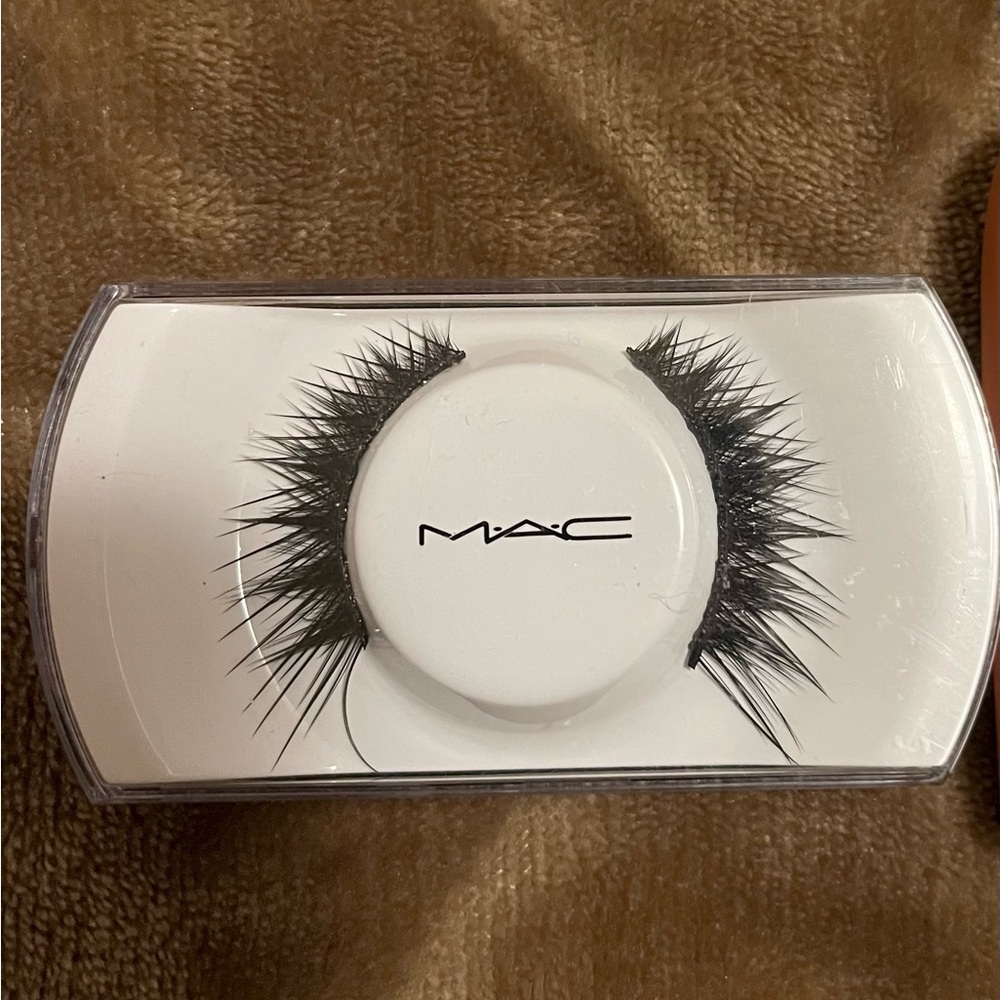 MAC Dramatic False Eyelashes
